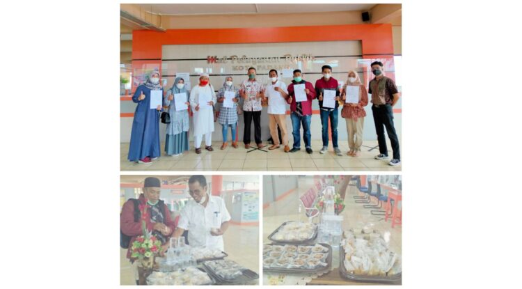 Pengusaha Diajak “Ngupi Indah” di MPP Padang 1 NGUPI INDAH MPP— Kepala Dinas Penanaman Modal Pelayanan Terpadu Satu Pintu (DPMPTSP) Kota Padang Corri Saidan bersama sejumlah pemilik usaha yang tengah melakukan pengurusan izin di MPP Padang, Senin (28/2).