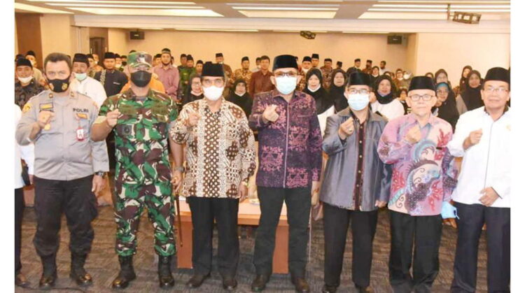 FOTO BERSAMA— Wali Kota Padang Hendri Septa, Ketua Baznas Kota Padang, foto bersama saat kegiatan silaturahmi dan pembekalan muballigh se-Kota Padang , Sabtu (18/3), yang digelar Baznas.