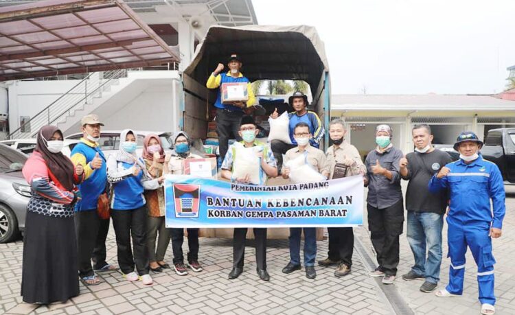 SALURKAN BANTUAN— Wali Kota Padang Hendri Septa melepas truk yang membawa bantuan untuk korban gempa Pasbar. Selain bantuan, Pemko juga akan mendirikan dua posko peduli bencana gempa Pasaman Barat dan Pasaman yakni di Palanta Rumah Dinas dan kantor Dinas Sosial Kota Padang.