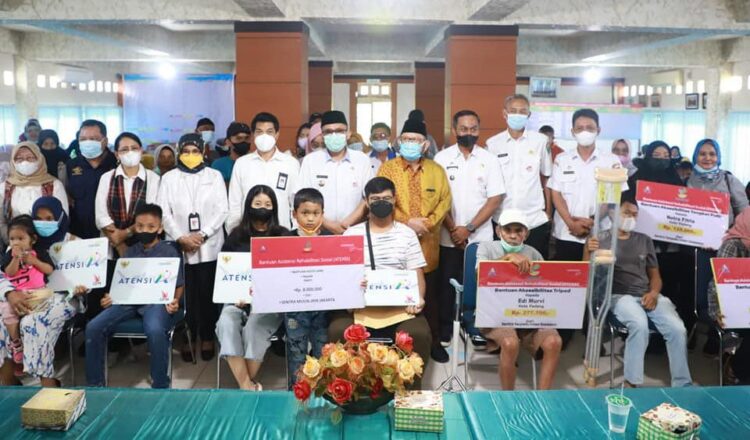 PENYERAHAN BANSOS— Para penerima bantuan sosial baik itu Keluarga Penerima Manfaat (PKM) dan penyandang disabilitas berfoto bersama usai penyerahan bantuan dari pemerintah itu, Rabu (2/3) di Aula Kantor Camat Kototangah.humas