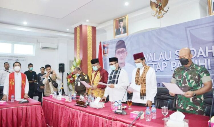 PERNYATAAN SIKAP— Wali Kota Padang Hendri Septa dan Ustaz Abdul Somad (UAS) ikut membacakan “Pernyataan Sikap Bersama” dengan tokoh ormas, organisasi sosial, LSM dan organisasi keagamaan untuk menciptakan suasana Kota Padang yang kondusif selama Ramadhan 1443 H, Senin (28/3).