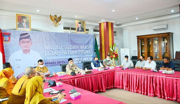 Hasil Pertemuan Wako Padang Bersama Hiswana Migas dan Pertamina, Atasi Kelangkaan dan Kemacetan di Areal SPBU, Mulai 30 Maret, Solar Bersubsidi Dibuka 21.00 WIB 1 BAHAS KELANGKAAN SOLAR— Wali Kota Padang Hendri Septa memimpin rapat membahas kelangkaan dan kekurangan pasokan BBM jenis solar di Kota Padang, bersama Ketua Hiswana Migas Sumbar Ridwan Hosen. Selain itu juga terlibat Kepala Sales Area Manajer Pertamina Sumbar I Made Wira Pramarta.