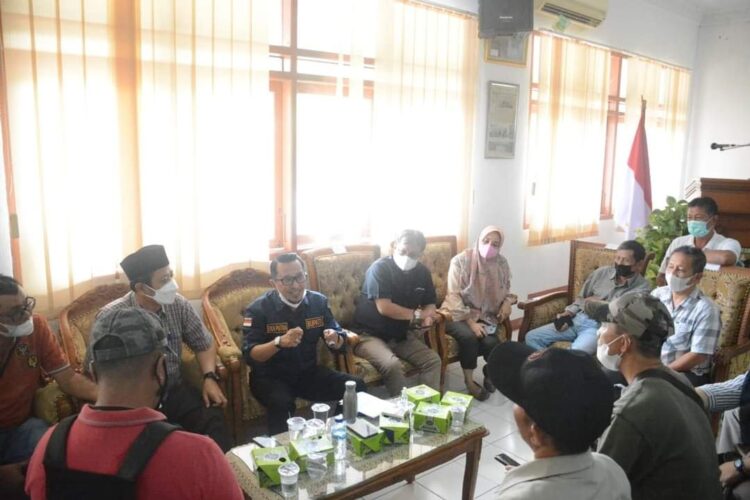 KETERANGAN PERS— Bupati Tanahdatar Eka Putra  memberikan keterangan pers, didampingi Kadis Kominfo Yusrizal, Asisten I Abd Hakim, Kabid IKP Roza.