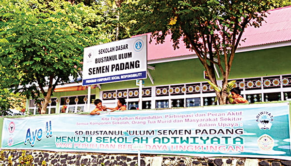 Kepedulian PT Semen Padang terhadap Pauh dan Sekitarnya Diapresiasi 1 BANTUAN SEKOLAH— SD Bustanul Ulum, sekolah gratis bagi anak-anak kurang mampu yang dibiayai melalui CSR PT Semen Padang. Pada tahun 2021, PT Semen Padang mengalokasikan dana CSR melalui Yayasan Igasar PT Semen Padang untuk biaya operasional sekolah ini sebesar Rp850 juta. Salah satu bukti kepedulian PT Semen Padang terhadap Kecamatan Pauh dan sekitarnya.