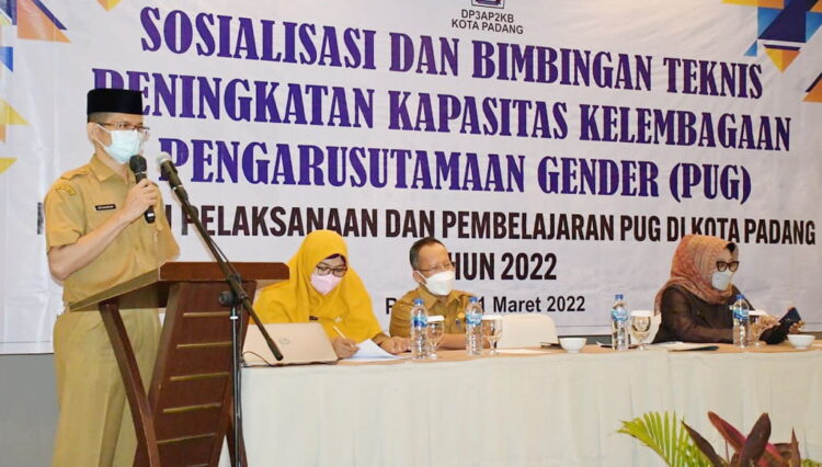 “Saat ini kondisi perempuan secara umum dalam berbagai sektor pembangunan masih tertinggal dalam Gender Development Index (GDI), Gender Empowerment Measurement (GEM),” kata Kepala DP3AP2KB Padang Editiawarman saat Sosialisasi PUG dan Bimtek PPRG, Senin (21/3).