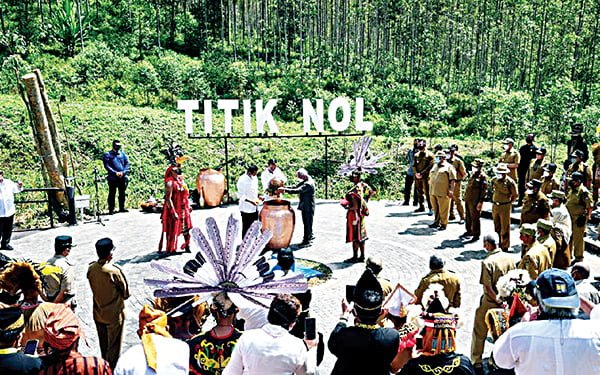 RITUAL—Terlihat Presiden RI Joko Widodo saat berada dalam suasana ritual penyatuan tanah dan air dari penjuru negeri, beberapa pekan lalu.