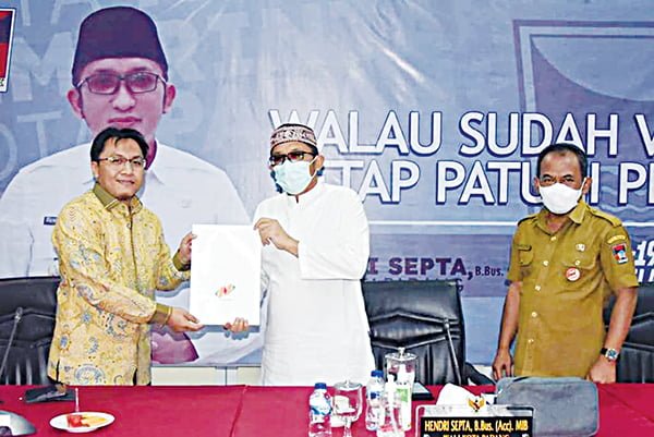 SURAT MINAT— Wali Kota Padang Hendri Septa menerima Surat Minat dari PT Nindya Karya, sebagai langkah awal dari proses Kerjasama Pemerintah dan Badan Usaha (KPBU).