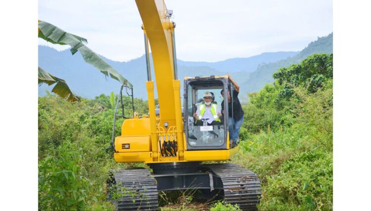 UJI COBA— Wali Kota Padang Hendri Septa melakukan uji coba alat berat Komatsu PC 210-10MO Long Arm, dengan melakukan pengerukan sedimen di sebuah selokan yang berada di kawasan Katanahan Batas Kota RT 04 RW 09, Kelurahan Batipuh Panjang, Kecamatan Kototangah, Rabu sore (2/3).