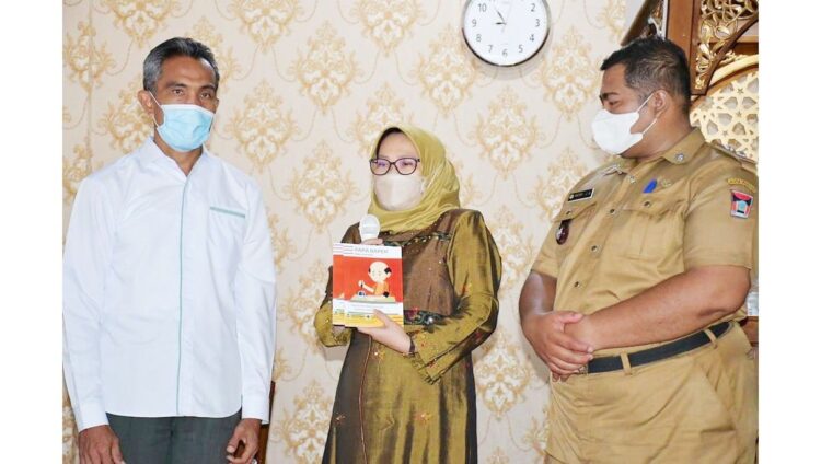 INOVASI— Kepala Puskesmas Ambacang, dr Weni Fitria Nazulis saat mengenalkan inovasi “Papa Baper”, sebuah inovasi yang merupakan akronim dari ”Panduan Pencegahan Bahaya Hipertensi”, Selasa (29/3), di Masjid Ampang.