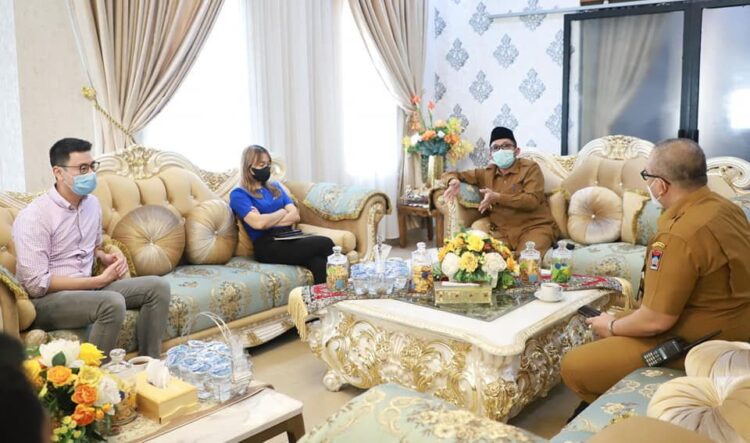 BAHAS KETERSEDIAAN MIGOR— Wali Kota Padang Hendri Septa melakukan audiesi dengan pimpinan PT.Incasi Raya, Senin sore (21/3), membahas ketersediaan minyak goreng hingga bulan suci Ramadhan nanti.