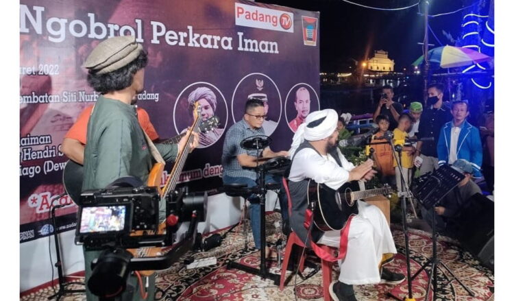 NONGKRONG ASYIK— Wali Kota Padang Hendri Septa, Ustaz Derry Sulaiman, serta Andrinof Chaniago dalam kegiatan “Ngobrol Perkara Iman” (Ngopi) di bawah Jembatan Siti Nurbaya, Senin (7/3) malam.