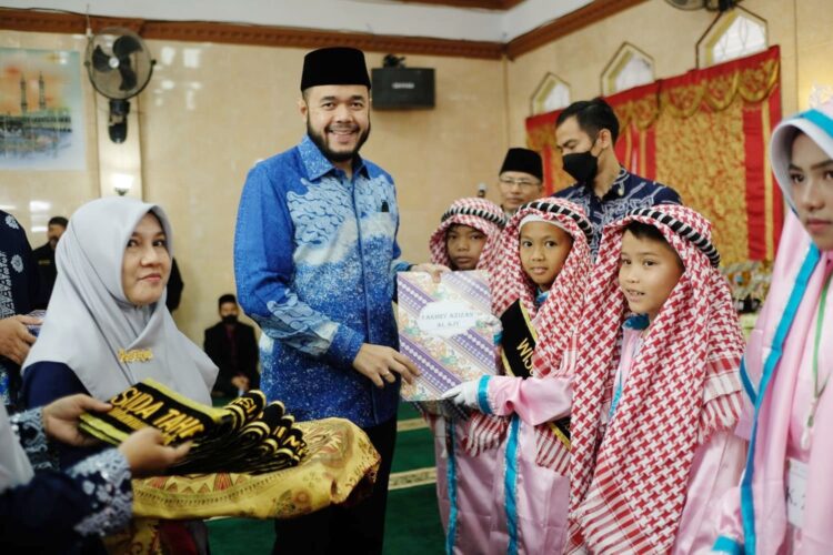 SERAHKAN HADIAH—Wali Kota, H. Fadly Amran, BBA Datuak Paduko Malano serahkan hadiah.