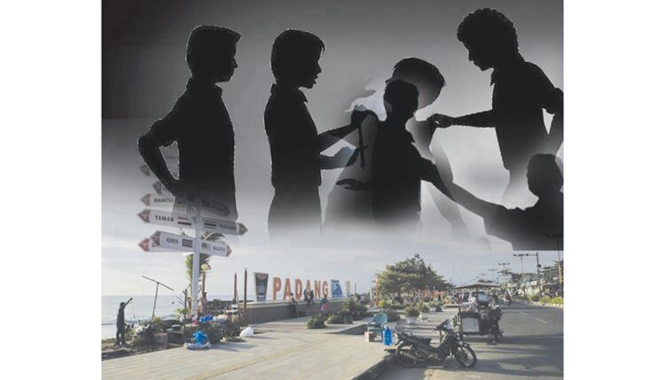 Modus Minta Uang Ronda, Segerombolan Remaja Palak Pengunjung Pantai Padang 1 Ilustrasi.