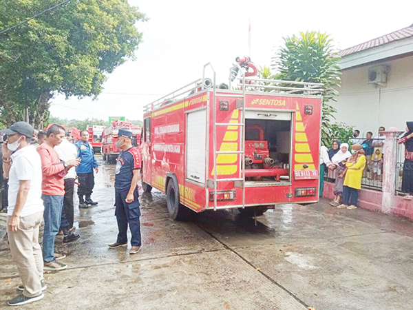 cepat— Enam unit Damkar Bukittinggi dibantu dua Armada bantuan dari Damkar Agam usai memadamkan api dengan cepat. Sehingga tidak melebar ke pemukiman masyarakat.