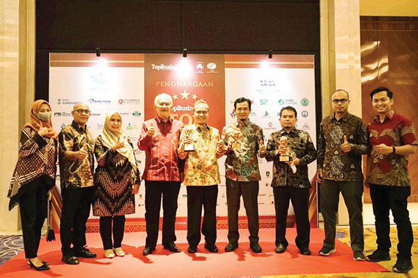 Direktur Utama PDAM Tirta Sago Kota Payakumbuh Khairul Ikhwan bersama Kabag Perekonomian, Dewan Pengawas PDAM foto bersama usai menerima penghargaan.