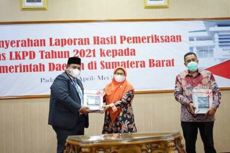 TERIMA— Bupati Padangpariaman Suhatri Bur saat menerima penghargaan WTP  didampingi ketua DPRD.