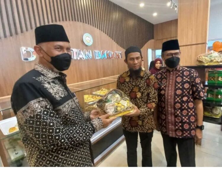 D'Sultan Bakery and Home Fresh Hadir di Bukittinggi Sebagai Bagian Pengembangan Usaha Berjamaah 1 Usaha bakery dan buah ini diresmikan langsung oleh Gubernur Sumbar didampingi Wakil Wali Kota Bukittinggi, di kawasan, Manggis, Kamis.(28/4).