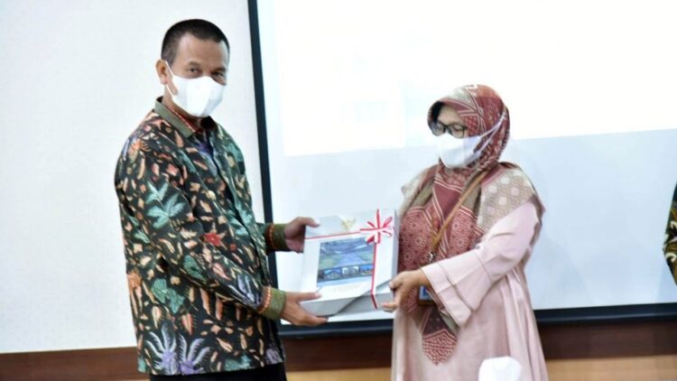 Wali Kota Pariaman Genius Umar menerima WTP dari BPK RI.