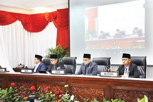 DPRD Bukittinggi Beri 12 Rekomendasi Atas LKPj 2021 1 Ketua DPRD Kota Bukittinggi Beny Yusrial memimpin sidang paripurna rekomendasi atas Hantaran Laporan Keterangan Pertanggung Jawaban (LKPj) Wali Kota tahun 2021.