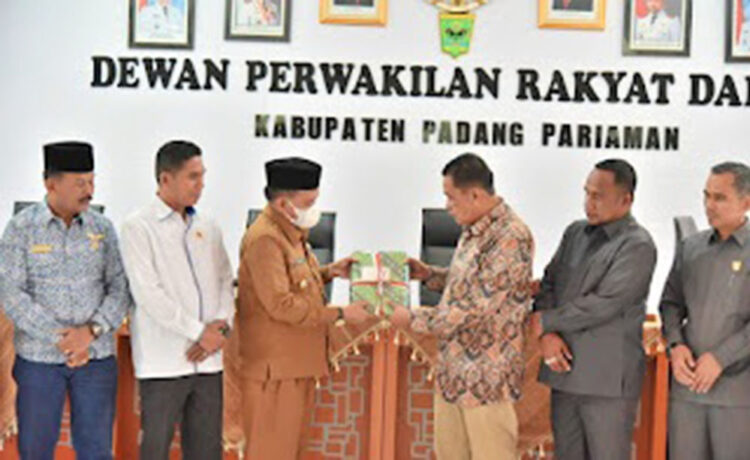 SERAHKAN— Wakil Bupati Padangpariaman  Rahmang  saat menyerahkan LKPj kepada ketua DPRD.