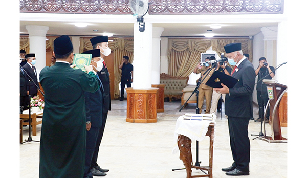 PELANTIKAN— Gubernur Sumbar Mahyeldi melantik dan mengambil sumpah bagi 78 pejabat jabatan administrator dan pengawas di lingkup Pemerintah Provinsi Sumatera Barat, di Aula Kantor Gubermur Sumbar, Selasa (12/4).