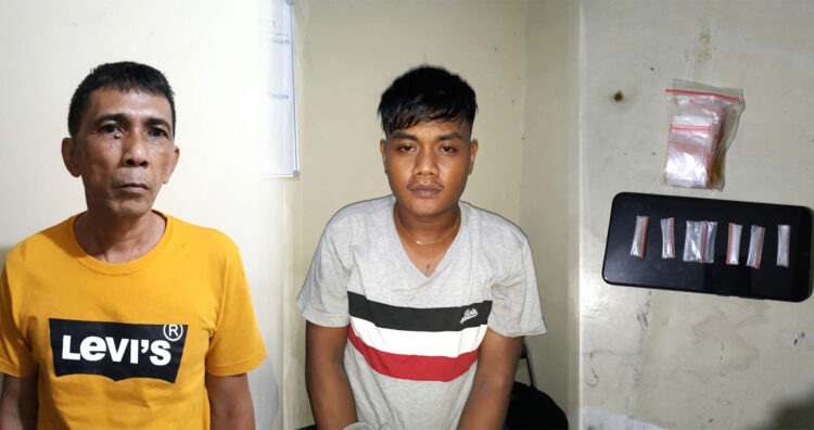 PENGEDAR SABU— Dua pengedar berinisial ES (55) dan AGI (26) ditangkap jajaran Polsek Padang Utara dalam operasi Tumpas Bandar 2022.
