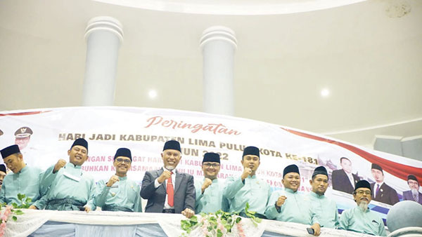 Ketua DPRD Limapuluh Kota Deni Asra dan Wakil Ketua DPRD poto bersama Gubernur dan Forkopimda Limapuluh Kota.