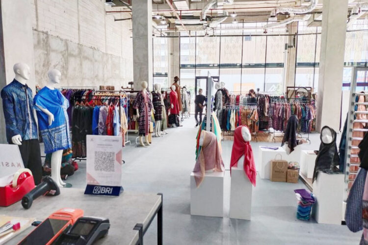 BAZAR--PT Bank Rakyat Indonesia (Persero) Tbk atau BRI berkolaborasi dengan PT Sarinah (Persero) Tbk menyelenggarakan Ramadan Bless Festival Bazaar.