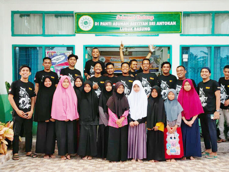 Para pecinta sepeda motor 2 tak yang tergabung dalam Yamaha King Lubukbasung Club (YKLC) menggelar buka puasa bersama dengan anak yatim dan piatu yang berada di Panti Asuhan Aisyiyah Sri Antokan Lubukbasung, Kamis (21/4) malam.