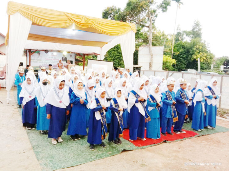 WISUDA—Ratusan para santri dan santriwati SDIT dan Sekolah Menengah Pertama (SMPIT) Yayasan Hijrah Medinah, Kecamatan Lengayang, Kabupaten Pessel wisuda tahfidz.