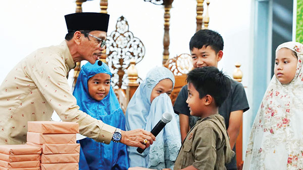 Safari Ramadhan 1443 H Ala Pasangan Safari, Antara Misi Daerah dan Aspirasi Warga Limpuluh Kota 1 Anak- anak dan jamaah masjid senang ketika berdialog dengan Bupati Safaruddin terkait cita-citanya di masa depan sekaligus diberi hadiah Al Quran.