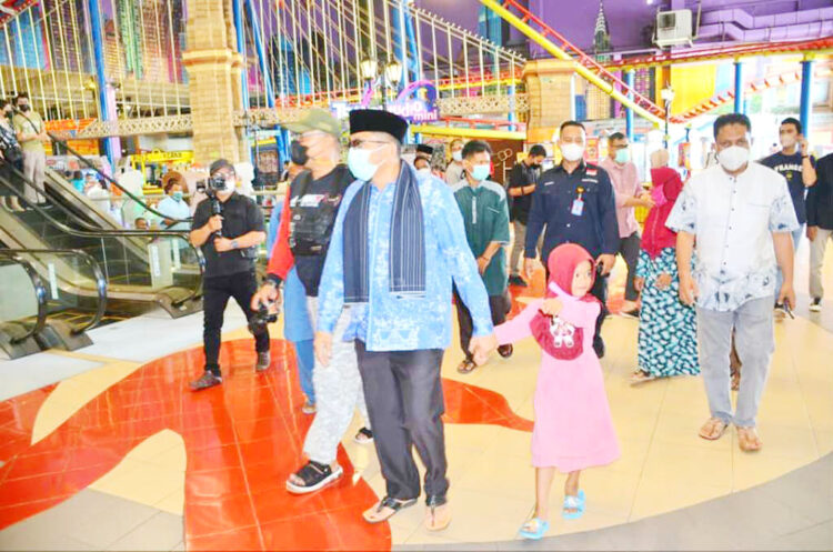 DIAJAK JALAN-JALAN— Sebelum menginap di Rumah Dinas Wako, di Jalan Ahmad Yani, Arman (57) dan Febrianti (50) dan ketiga anak-anaknya diajak Wako Hendri Septa jalan-jalan dan menikmati wahana permainan di Trans Mart.