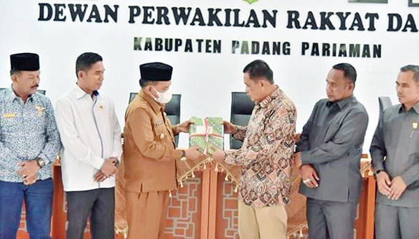 DPRD Padangpariaman Terima LKPj Bupati 2021, LKPj Kepala Daerah Wajib Disampaikan kepada Rakyat 1 Wabup Padangpariaman Rahmang menyerahkan LKPj kepada ketua DPRD disaksikan wakil ketua dan anggota DPRD.