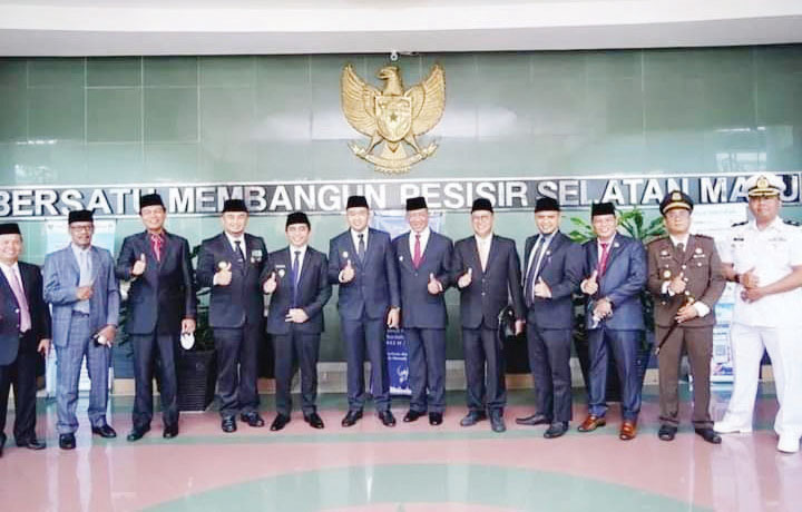 Wagub Sumbar  Audy Joinaldy, Bupati Rusma Yul Anwar dan Wakil Bupati Rudi Hariyansyah. Para anggota DPRD Pessel, Forkopimda, sejumlah kepala daerah, tokoh masyarakat, organisasi kemasyarakatan dan undangan lainnya.