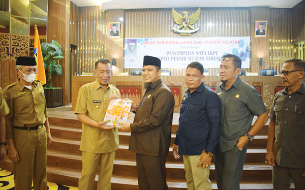 Bupati Pessel Rusma Yul Anwar menyampaikan pendapatan asli daerah (PAD) yang mencapai Rp 145 miliar tahun 2021 kepada pimpinan DPRD Pessel.