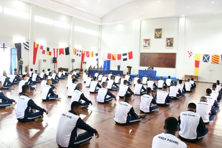 Danlantamal II Berikan Arahan pada 77 Orang Casis Bintara TNI AL 1 ARAHAN CALON SISWA— Danlantamal II Laksamana Pertama TNI Endra Sulistiyono.S.E.,M.M., memberikan arahan kepada 77 orang Calon Sisiwa (Casis) Bintara Panda Padang di Mako Bukit Peti Peti, Rabu (6/4).