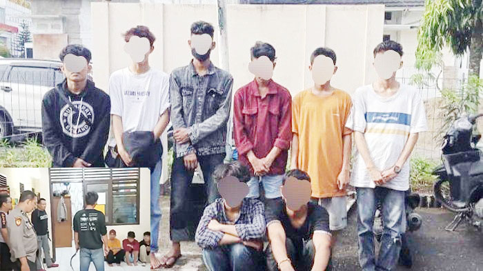 PELAKU TAWURAN— Delapan remaja yang hendak melakukan tawuran diamankan di Mapolsek Nanggalo dengan barang bukti senjata tajam.