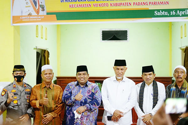 FOTO BERSAMA— Bupati Suhatri Bur, Gubernur Mahyeldi dan Kemenag Sumbar saat  tim kunjungan Tim Safari Ramadhan di Sungai Sariak, berfoto bersama.