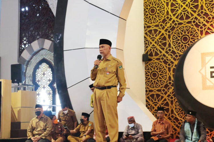 TABLIGH AKBAR— Gubernur Sumbar Buya Mahyeldi sampaikan kata sambutan apa acara Tabligh Akbar di Masjid Raya Sumbar, kemarin.