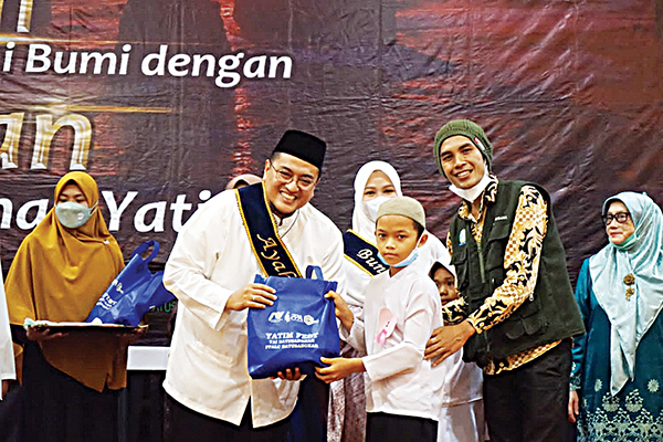 YATIM FEST 2022— Wabup Richi Aprian serahkan bantuan saat acara Yatim Fest 2022.