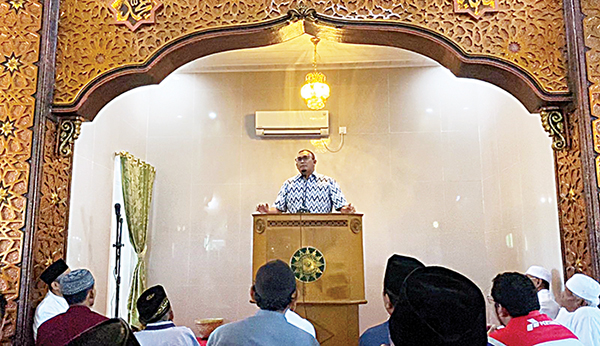 Shalat Jumat di Bungus, Andre Rosiade Bantu Pembangunan Masjid 1 SAMBUTAN— Anggota DPR RI Andre Rosiade diberi kesempatan memberikan sambutan usai shalat Jumat di Masjid Nurul Yaqin Muhammadiyah, Bungus Teluk Kabung (Bungtekab).
