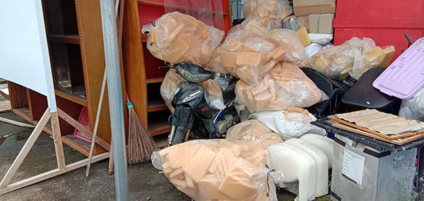 RUSAK— Barang-barang rusak di belakang kantor KPU.