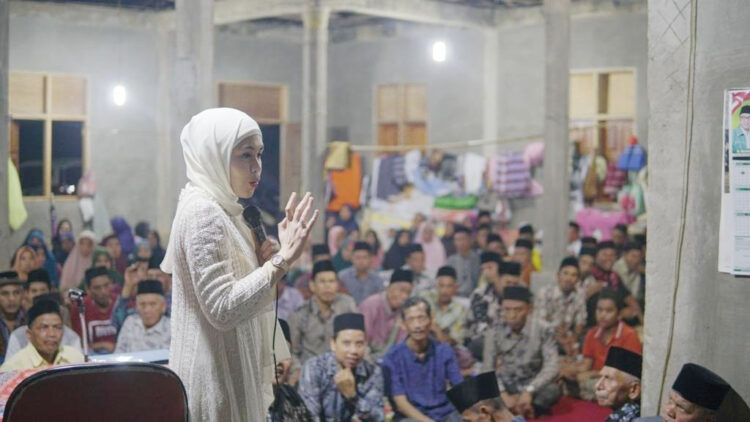 SAMBUTAN—Anggota Komisi V DPR RI, Athari Gauthi Ardi berikan sambutan pada acara  tradisi SITARWIH memperingati Nuzul Quran di Surau dan Pondok Pesantren Syekh Ahmad, Nagari Tanjung Bonai Aur Selatan, Sumpur Kudus, Sijunjung, Kamis (21/4) lalu.