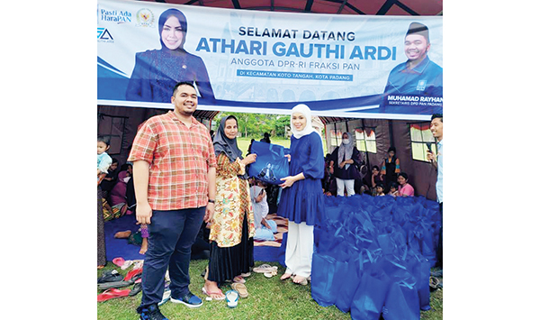 PAKET SEMBAKO— Anggota Komisi V DPR RI Fraksi PAN, Athari Gauthi Ardi memberikan bantuan paket sembako terhadap korban puting beliung di Kelurahan Pasia Nan Tigo, Kecamatan Koto Tangah.