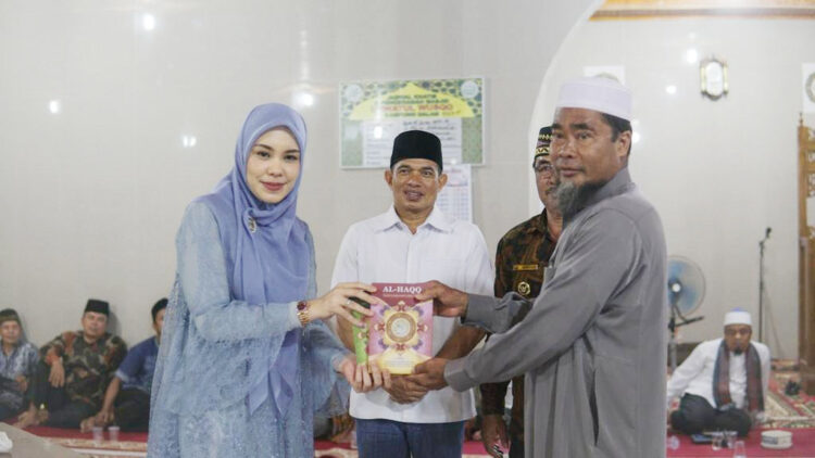 Safari Ramadan ke Nagari Kampung Dalam dan Silongo Sijunjung, Athari GA Kucurkan Anggaran Miliaran Rupiah 1 SAFARI--Anggota Komisi V DPR RI, Fraksi PAN Athari Gauthi Ardi gelar Safari Ramadan ke Nagari Kampung Dalam, Sijunjung, Minggu (23/4).