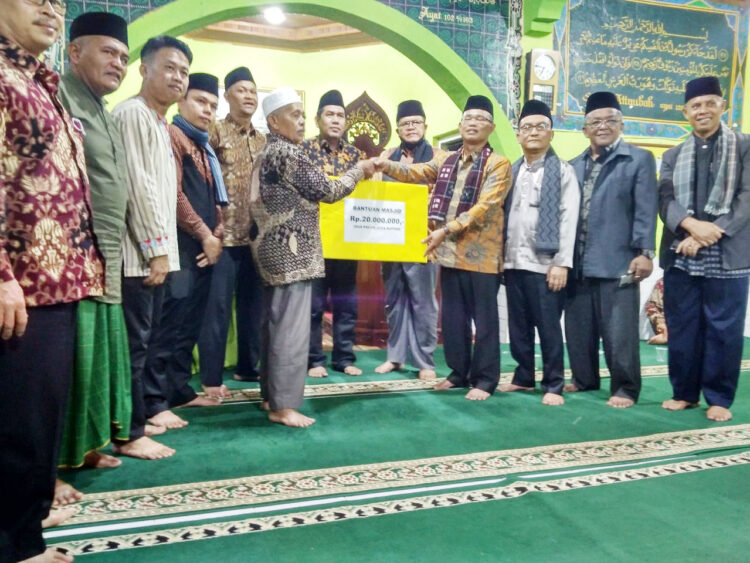 SERAHKAN BANTUAN— Asisten Administrasi Umum Sekdakab Limapuluh Kota, A.Zuhdi Parama Putra menyerahkan bantuan Rp20 juta kepada pengurus Masjid Nurul Huda.