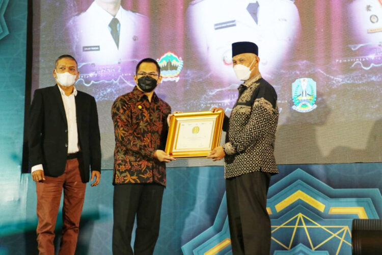 Atas Komitmen Pertumbuhan Keuangan Mikro Syariah, Gubernur Sumbar Terima Anugerah Adinata Syariah 2022 1 TERIMA— Gubernur Sumbar Mahyeldi saat menerima penghargaan, dinilai berkomitmen tinggi dalam pengembangan ekonomi syariah di daerah.