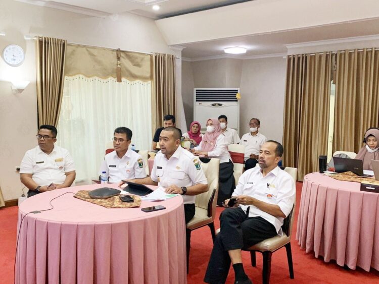 PAPARKAN— Wagub Audy Joinaldy memaparkan potensi-potensi Sumbar pada International Webbinar dengan tema “Promoting Investment of Qatar in Indonesia: Challenges, Experience and Opportunities” via zoom di ruang VIP Bandara BIM, Rabu (30/3).