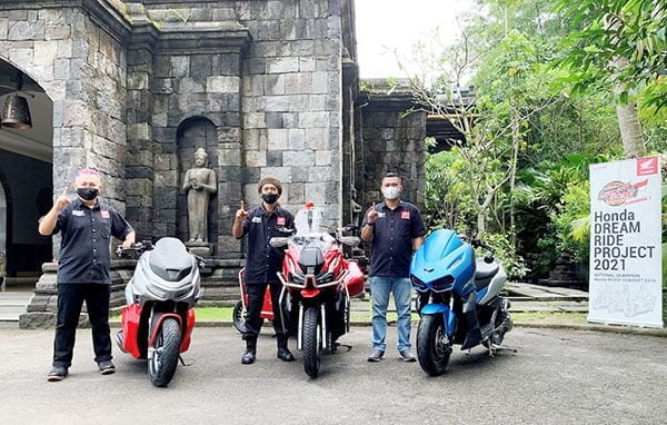 Honda Dream Ride Project Modifikasi Honda ADV150 1 Honda ADV150 modifikasi--Peserta Honda Dream Ride Project, Alexander Rudy Darmawan bersama motor Honda ADV150 modifikasi berkonsep Low Rider, Agus Ficdiyanto dengan konsep Motorescue, dan Imran Syukri berkonsep Futuristic Racer.