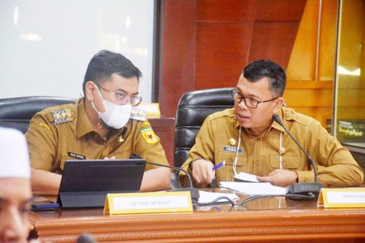 DISKUSI—Wabup Richi Aprian dan Sekda berdiskusi tentang BPJS Kesehatan.